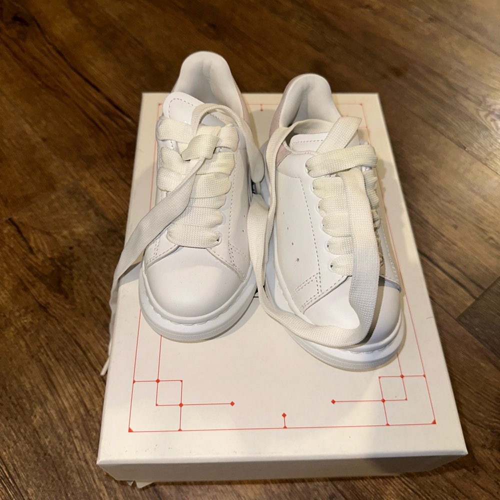 Alexander McQueen size 25 euro